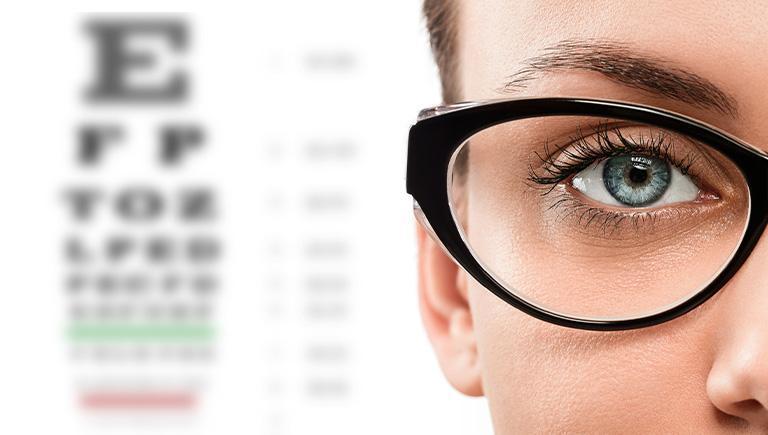 osoba z okularami na badaniu wzroku